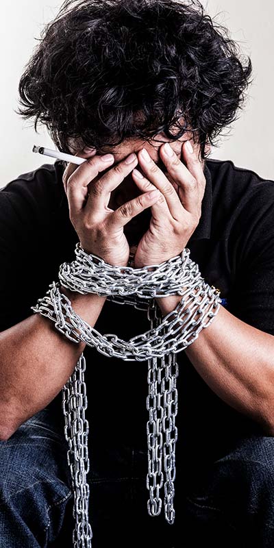 Мужчина скован цепями